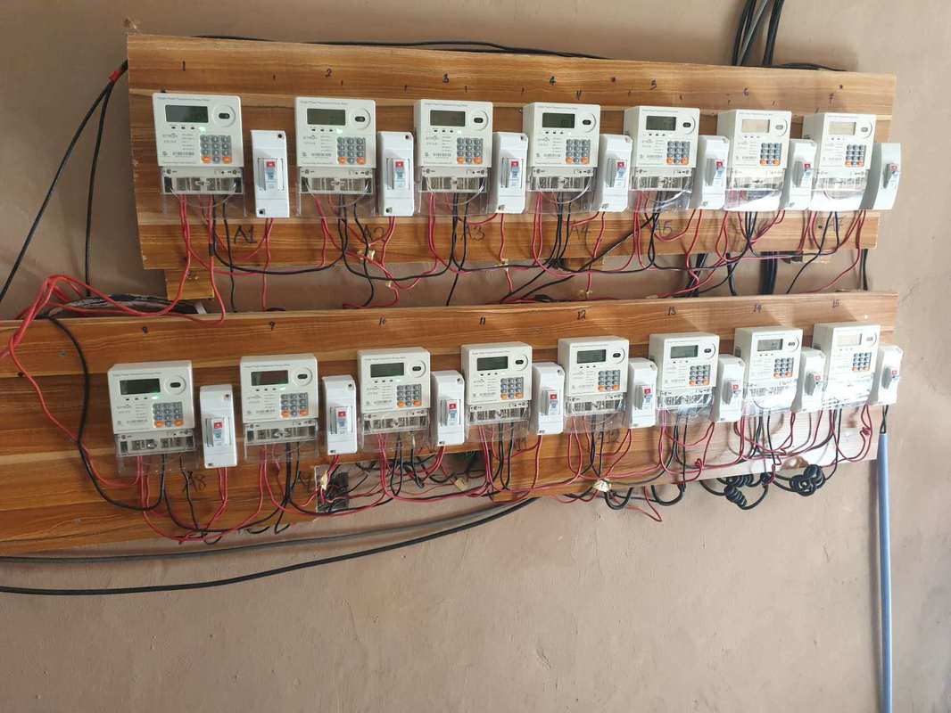 Effortlessly Monitor Your Energy Usage with Wireless Electric Smart Meter in Blanc